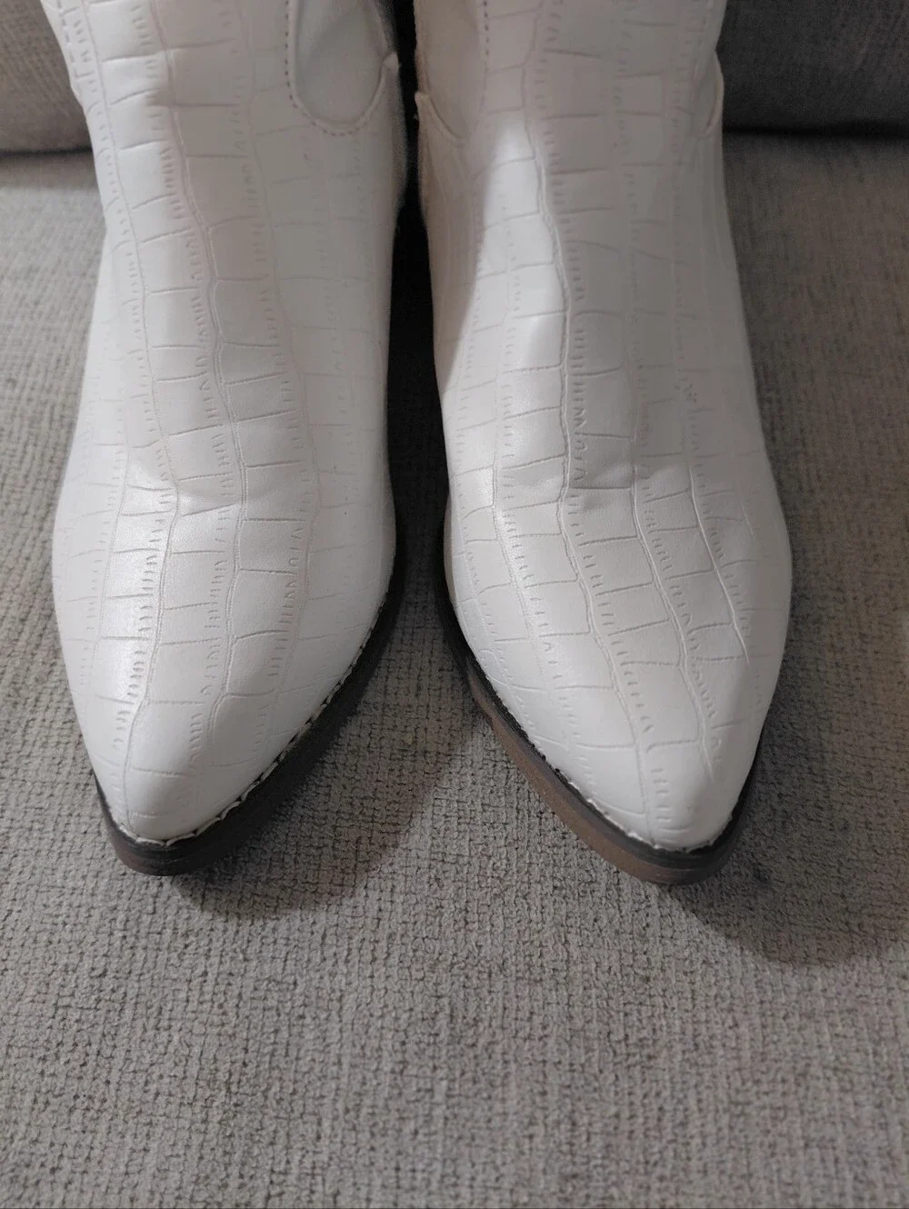 White Croc-Embossed Knee-High Western Boots Size 6.5 Cowgirl Boots - Picture 4 of 13